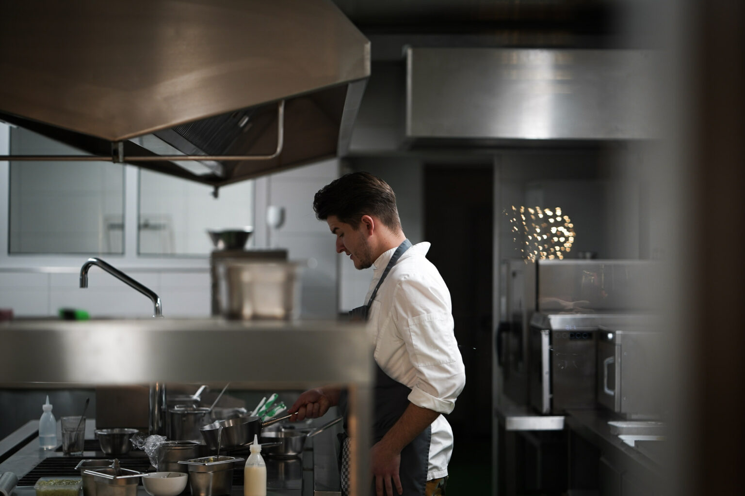 cedric-Staudenamyer-in-der-kueche-1536x1024